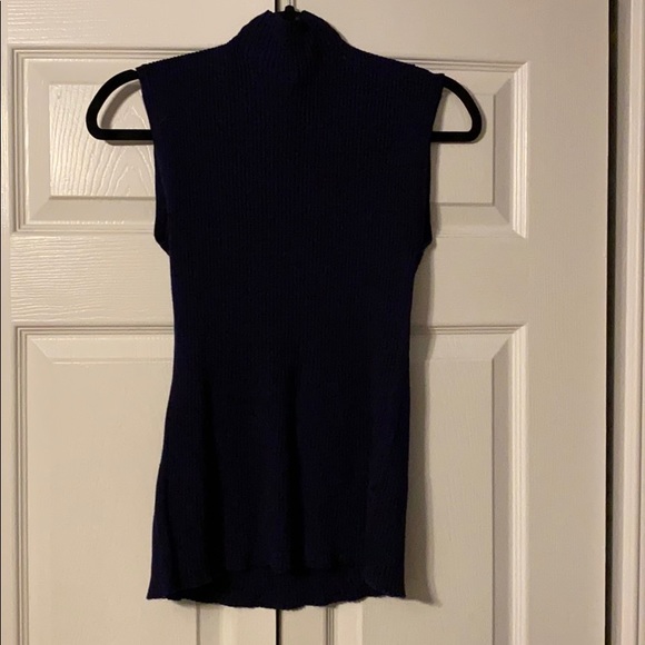 Mock neck sleeveless top - Picture 2 of 4